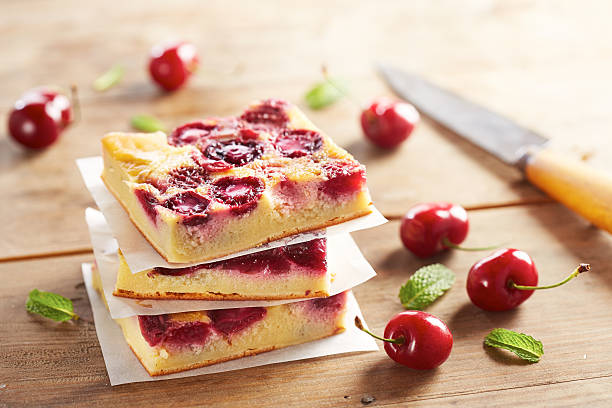 wiśniowe ciasto na drewnianym stole clafoutis - sour cherry zdjęcia i obrazy z banku zdjęć