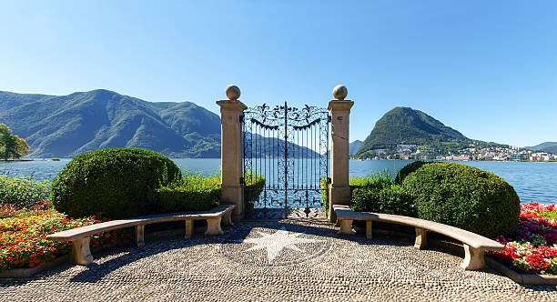 ゲートでのヴィラ ciani 湖 - lugano ストックフォトと画像