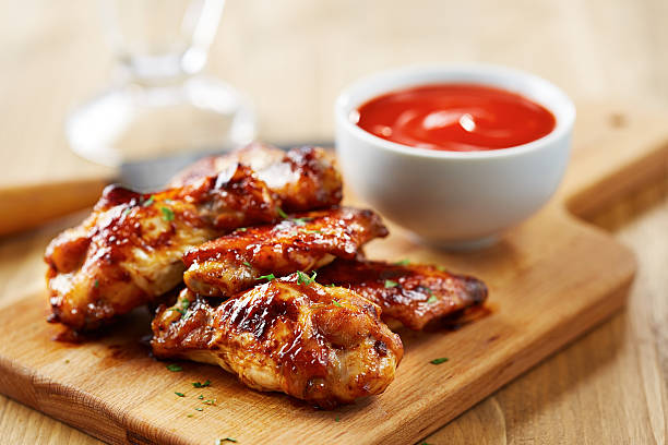 닭고기, 스리라차 소스 - wing spicy chicken wings sauces chicken 뉴스 사진 이미지