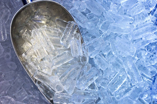 la cuchara de aluminio y hielo - ice machine fotografías e imágenes de stock