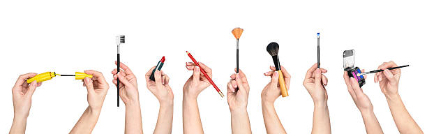 collection de mains tenant des outils pour le maquillage - make up brush photos et images de collection