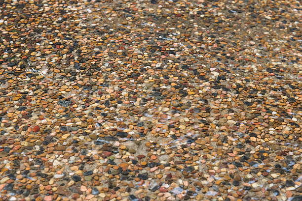 pebblecrete wet-allée - ridé surface solide photos et images de collection