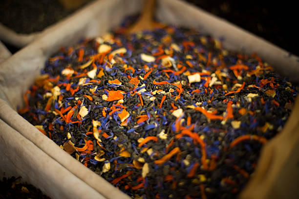 secco blacktea lascia come sfondo - tea leaves chinese tea green tea leaf foto e immagini stock