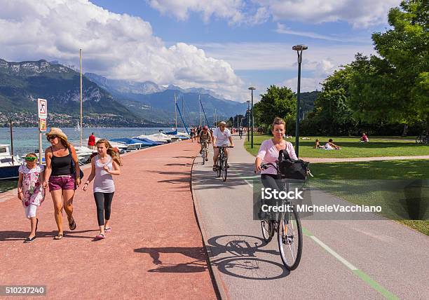 Annecy Francia Turisti In Bicicletta Percorso Intorno Al Lago - Fotografie stock e altre immagini di Annecy