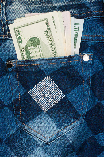 Barras de dinero de los bolsillos de los pantalones photo