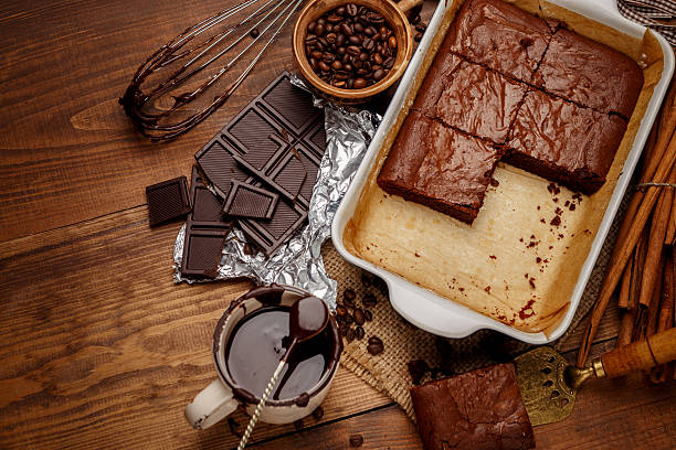 pastel de chocolate en una bandeja de horno - biscuit brown cake unhealthy eating fotografías e imágenes de stock