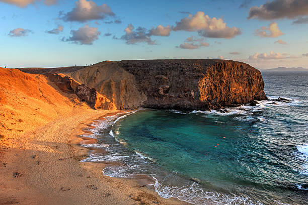 papagayo praia, canárias, espanha - lanzarote bay canary islands beach imagens e fotografias de stock