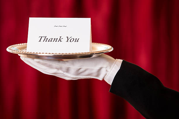 バトラーは「ありがとう」notecard にシルバーの盛り合わせをご賞味ください。 赤のカーテン。 - upper class butler high society serving tray ストックフォトと画像