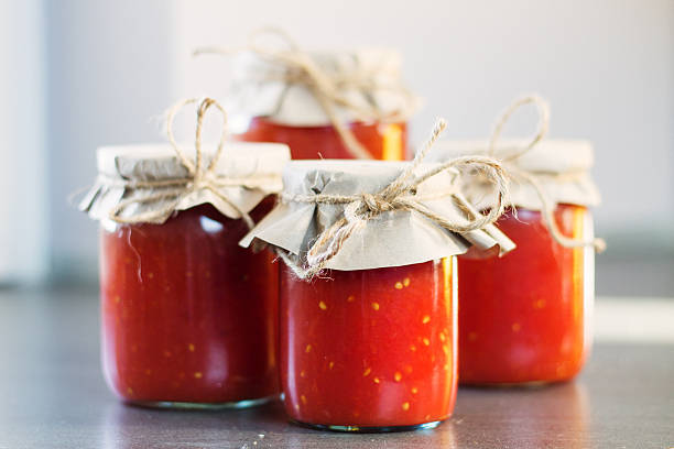 토마토색 페이스트로 만들진 단지를 - tomato sauce jar 뉴스 사진 이미지