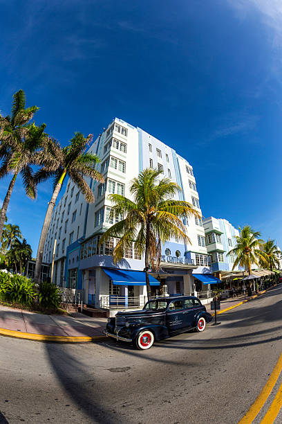 클래식 oldsmobilel 주차합니다 앞에서 호텔 파크 센트럴 - park central hotel ocean drive miami beach hotel 뉴스 사진 이미지