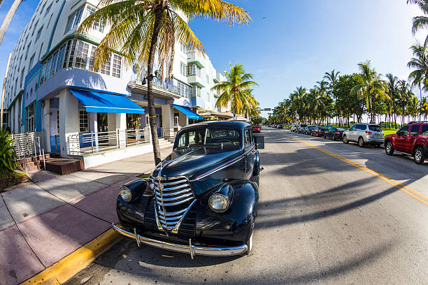 classico oldsmobilel parchi davanti all'hotel park central - park central hotel ocean drive miami beach hotel foto e immagini stock