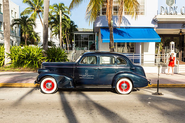 클래식 oldsmobilel 주차합니다 앞에서 호텔 파크 센트럴 - park central hotel ocean drive miami beach hotel 뉴스 사진 이미지