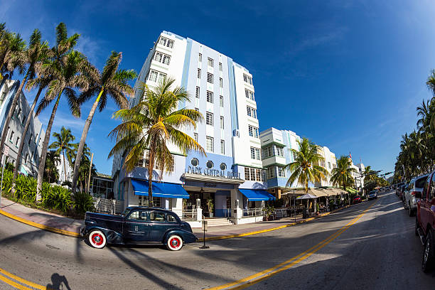 클래식 oldsmobilel 주차합니다 앞에서 호텔 파크 센트럴 - park central hotel ocean drive miami beach hotel 뉴스 사진 이미지