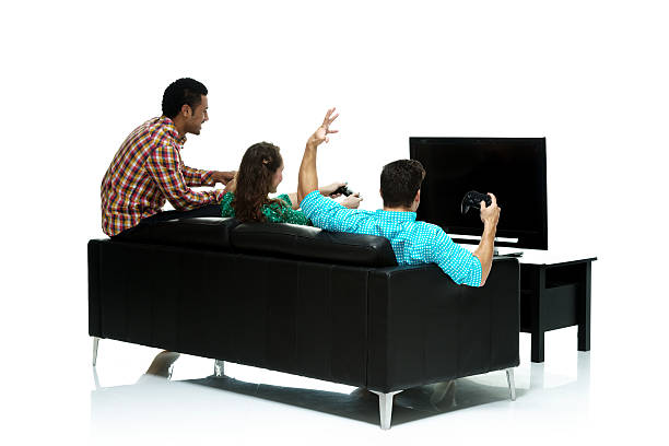 vista traseira a três pessoas jogando jogos de vídeo - gamer watching tv adult couple imagens e fotografias de stock
