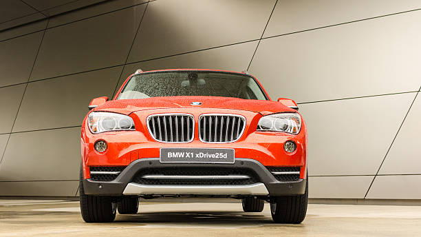 neues modell bmw x1-geländewagen in bmw welt zeigen - bell stock-fotos und bilder