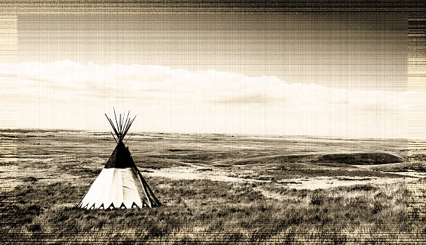 old tipi et des prairies - wigwam photos et images de collection