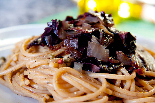 spaghetti avec de trévise chicorée - radicchio photos et images de collection