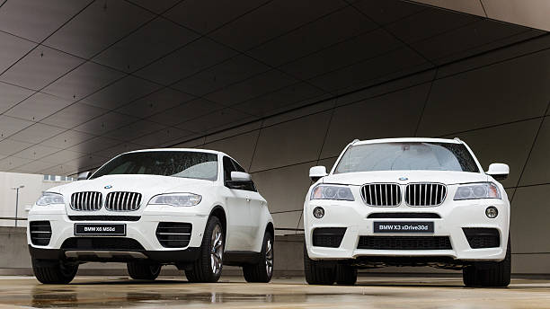 dos blanco bmw x 6 x potente y los automóviles y vehículos deportivos utilitarios (suv) - bmw fotografías e imágenes de stock