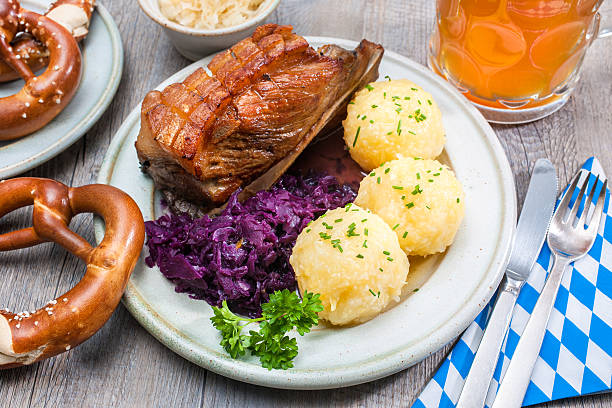 bavarian posiłek - serving drink beer garden beer glass zdjęcia i obrazy z banku zdjęć