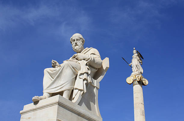 estatuas del filósofo plato y diosa atenea en atenas, grecia. - plato philosopher statue greek culture fotografías e imágenes de stock