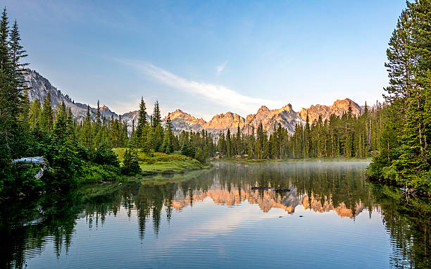 красивый горный пейзаж с озером - idaho mountains стоковые фото и изображения