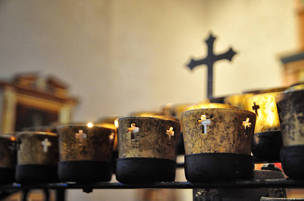 bougies de prière et cross - tea light votive candle candle candlelight photos et images de collection