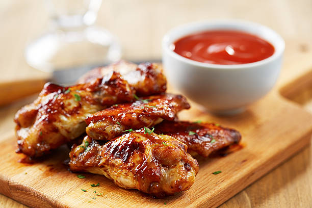 chicken wings mit sriracha-sauce - wing chicken spicy chicken wings chicken wing stock-fotos und bilder