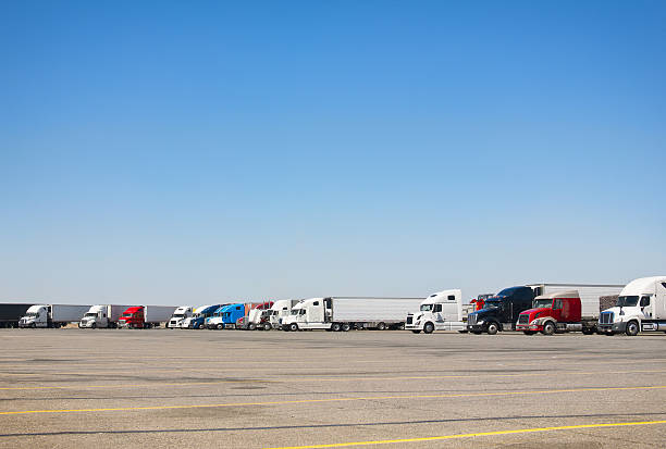 semi-truck estacionamiento - teamsters fotografías e imágenes de stock