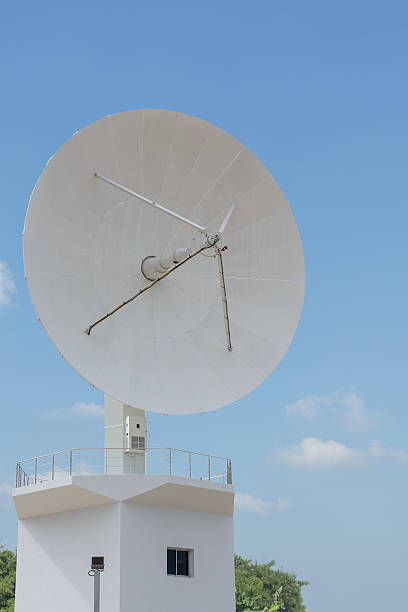 satélites, de telecomunicações - satellite global positioning system surveillance satellite dish imagens e fotografias de stock