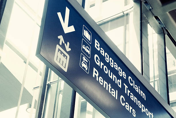 zbliżenie z lotniska znak wyjście - luggage ramp zdjęcia i obrazy z banku zdjęć