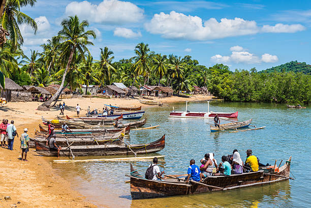 stary madagaskar wieś rybacka - rowboat fishing africa fishing industry zdjęcia i obrazy z banku zdjęć