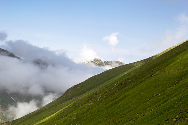 nuvole di montagna - screes foto e immagini stock