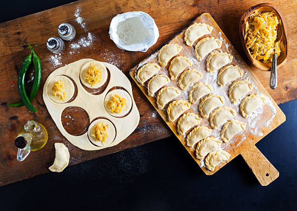 vareniki con cavolo (i ravioli pierogi prima bollente), - cultura polacca foto e immagini stock