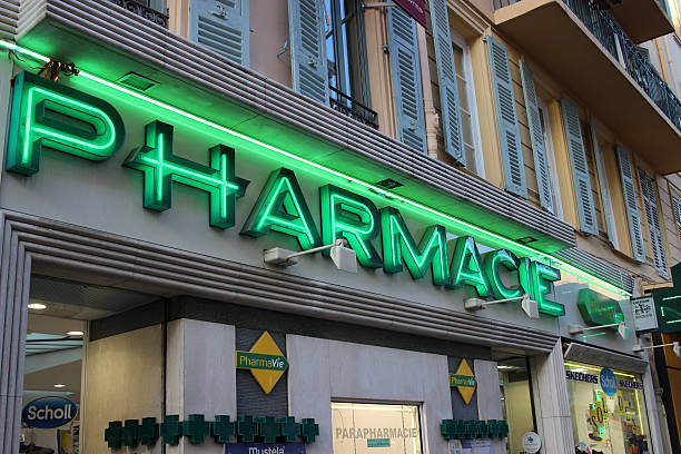 farmacia francese - green cross foto e immagini stock
