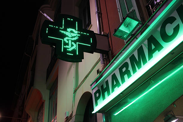 farmacia verde fluo croce di notturno - green cross foto e immagini stock