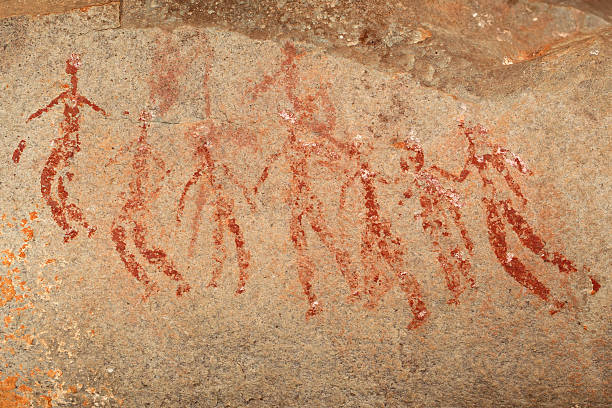 bushman rock pintura - cave painting rock africa bushmen fotografías e imágenes de stock