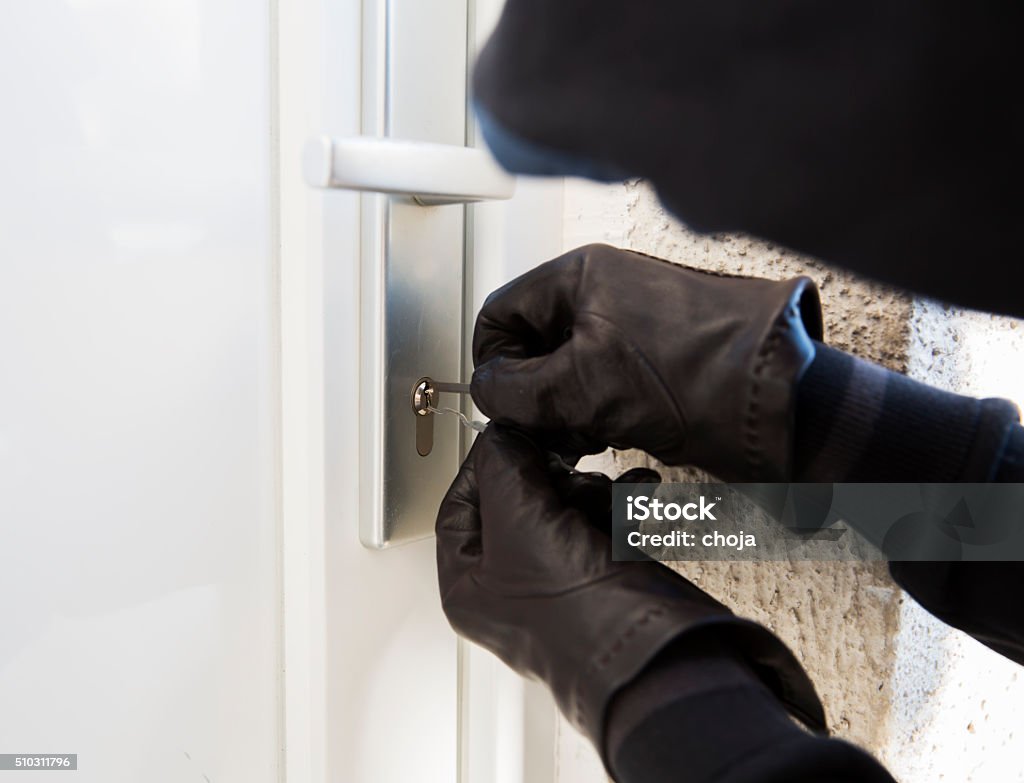 Einbrecher mit spezieller tools, um eine house - Lizenzfrei Aggression Stock-Foto