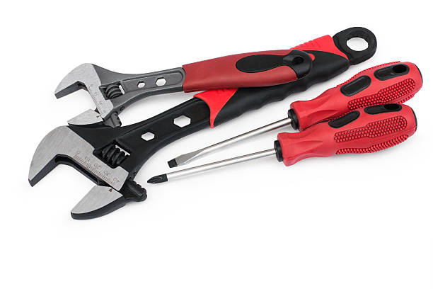 rouge clés à molette réglable et tournevis - adjustable wrench wrench clipping path red photos et images de collection