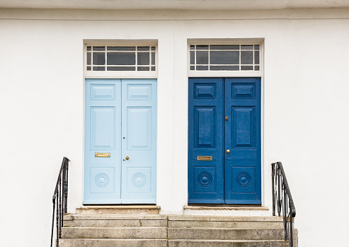 Dos estilo georgiano, puertas de entrada, frontal photo