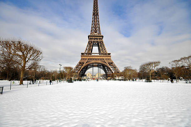 istock Heavy snowfall in Paris 510339169