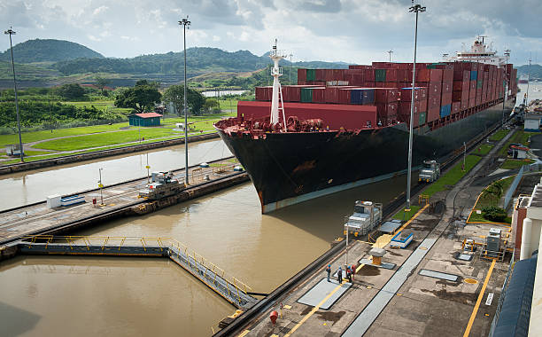 kontenerowiec panama - panama canal panama canal industrial ship zdjęcia i obrazy z banku zdjęć