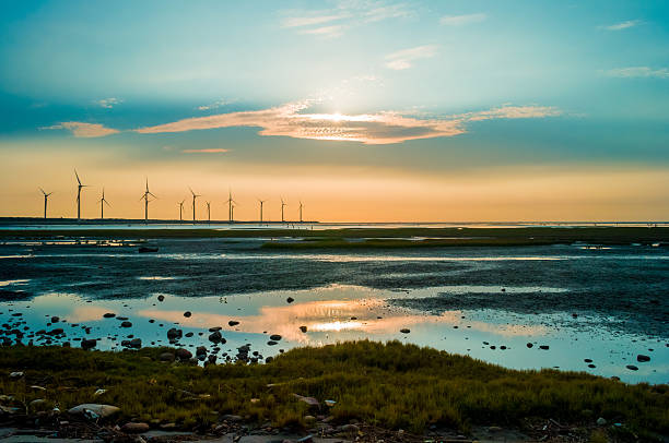 windturbinen des sonnenuntergangs - sea wind turbine turbine wind stock-fotos und bilder