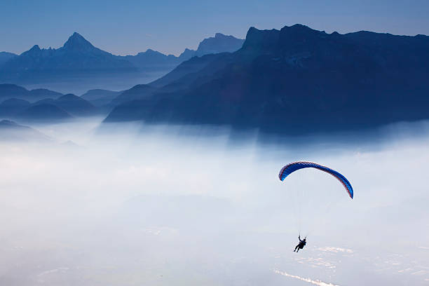 skydiving - paragliding sport austria parachuting fotografías e imágenes de stock