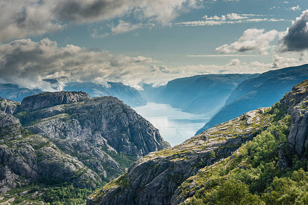fiordo lyse - mountain mountain range norway fjord fotografías e imágenes de stock