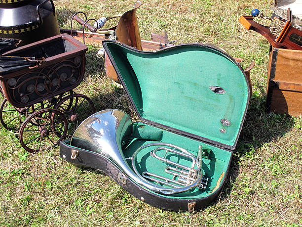 horn instrumento no mercado de pulgas. - brass band french horn brass instrument music - fotografias e filmes do acervo