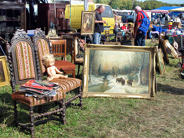 visitano grande mercato delle pulci in havelberg (germania) - painting booth foto e immagini stock