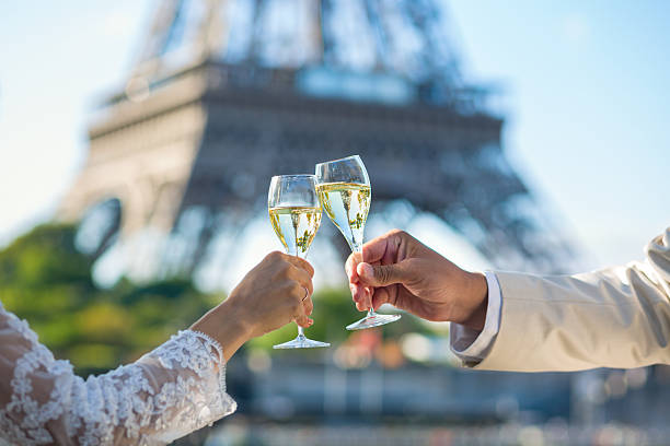 piękne właśnie żonaty para w paryżu - honeymoon wedding paris france bride zdjęcia i obrazy z banku zdjęć