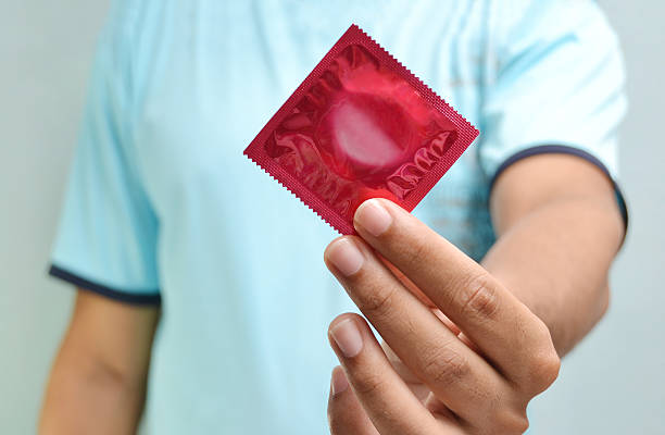 condón - hiv aids condom sex fotografías e imágenes de stock