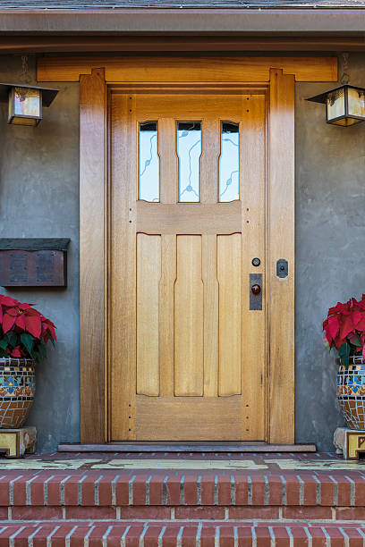 正面玄関、フロントにブラウンのドア表示 - door facade house front view ストックフォトと画像