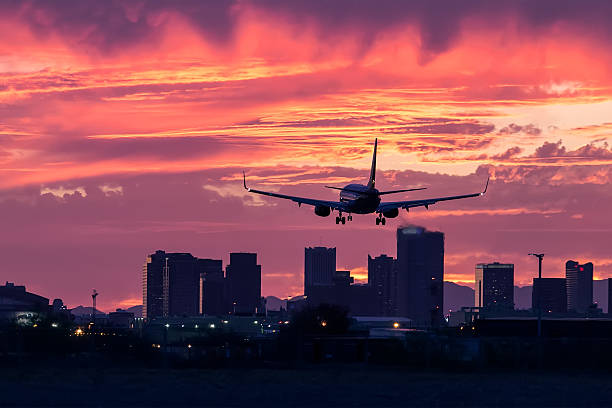 夕暮れのジェット旅客機で着陸します。 - landing sunset airplane flying ストックフォトと画像